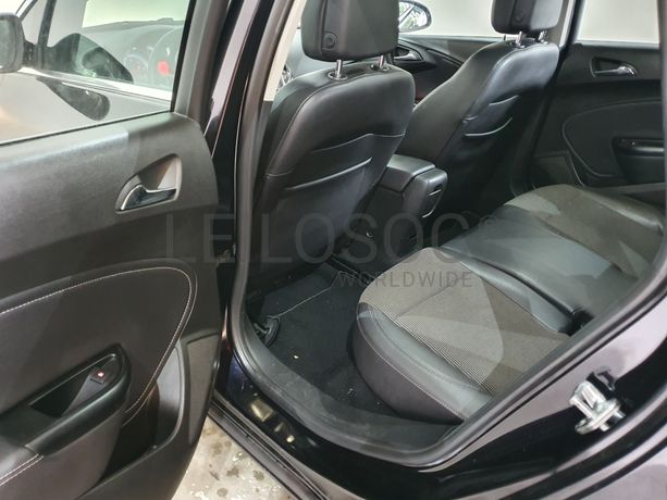 Opel Astra · Ano 2011