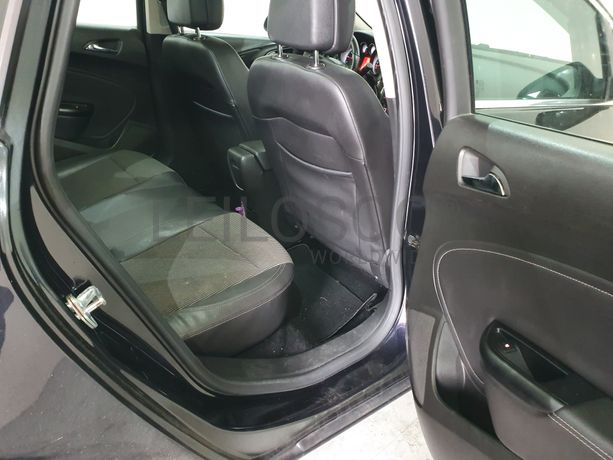 Opel Astra · Ano 2011