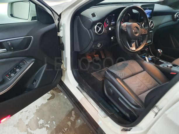 Mercedes-Benz GLA 180D · Ano 2017