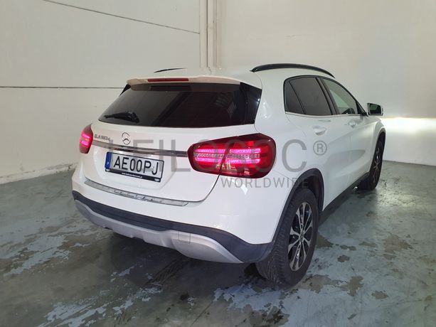 Mercedes-Benz GLA 180D · Ano 2017