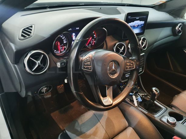 Mercedes-Benz GLA 180D · Ano 2017