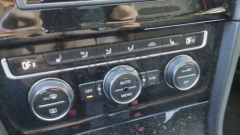 Volkswagen Golf 1.6 TDI · Ano 2015