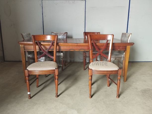 Mesa de jantar e cadeiras