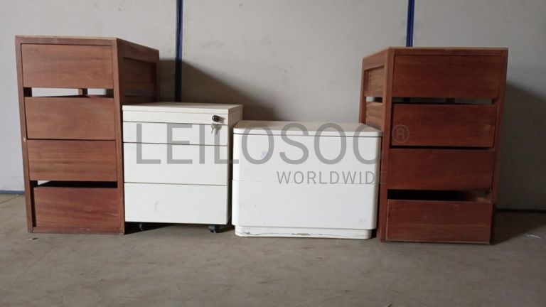 Mesas de cabeceira e bloco de gavetas