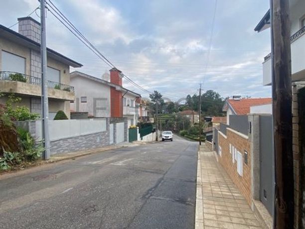 Direito a 1/2 + Meação de 1/2 de Lote para Construção · Gondomar