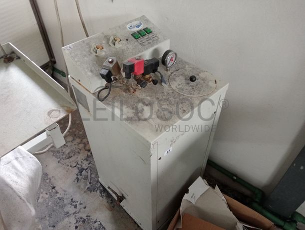 Máquina de cortar cloretes · Máquina de entretelar · Mesa de brunir