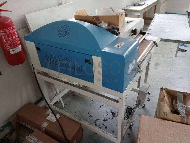 Máquina de cortar cloretes · Máquina de entretelar · Mesa de brunir