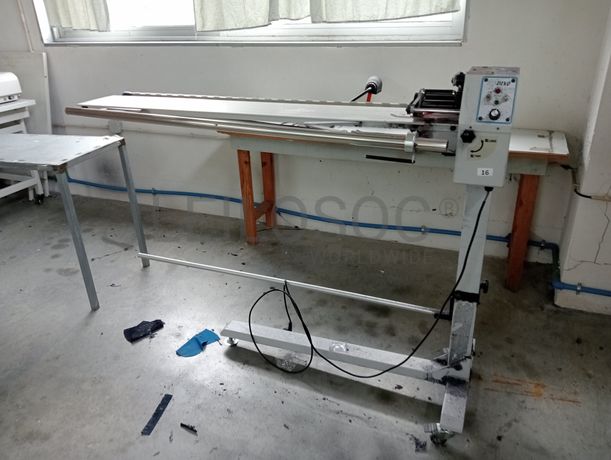 Máquina de cortar cloretes · Máquina de entretelar · Mesa de brunir