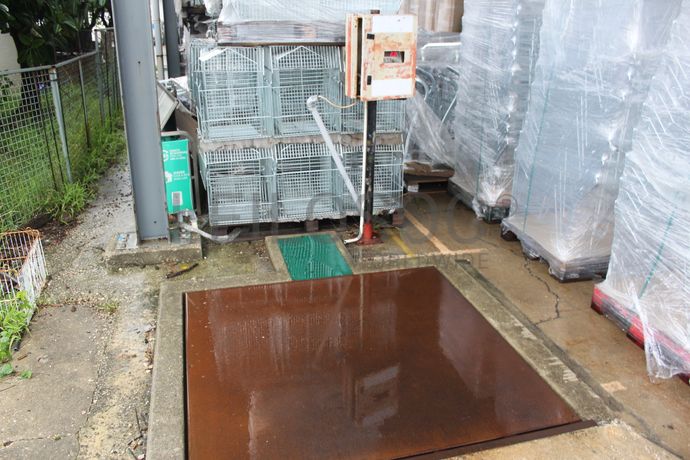 Plataforma elevatória para cais de carga · Balança