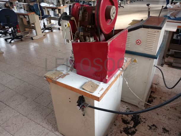 Máquina de dar cola · Máquina de ilhoses