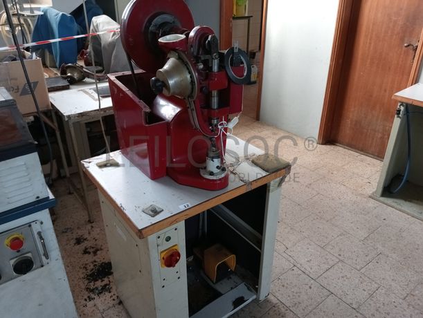 Máquina de dar cola · Máquina de ilhoses