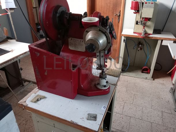 Máquina de dar cola · Máquina de ilhoses