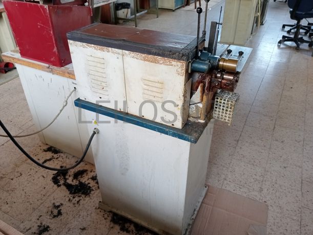 Máquina de dar cola · Máquina de ilhoses