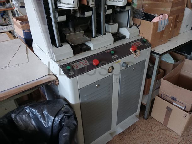 Máquina de Moldar + Máquina de Contrafortes