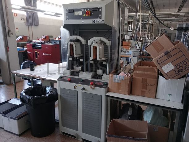 Máquina de Moldar + Máquina de Contrafortes