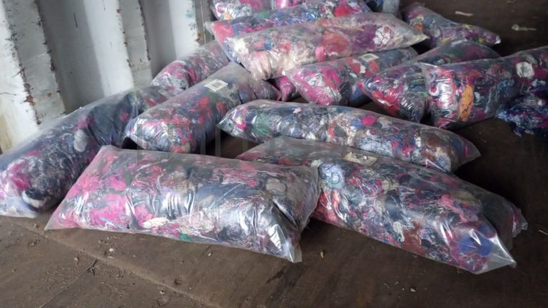 Desperdício têxtil em sacos