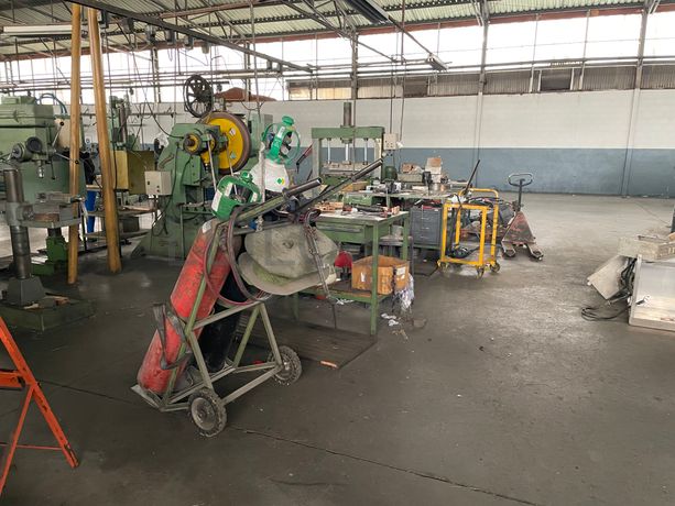 Bancadas com Ferramentas · Carrinho com Garrafas Gás