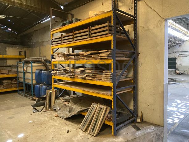 Estantes · Moldes · Escovas