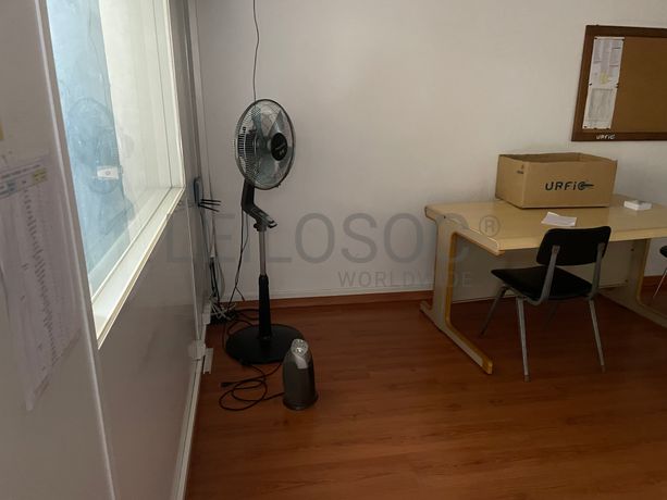 Estantes · Secretária · Ventoinha