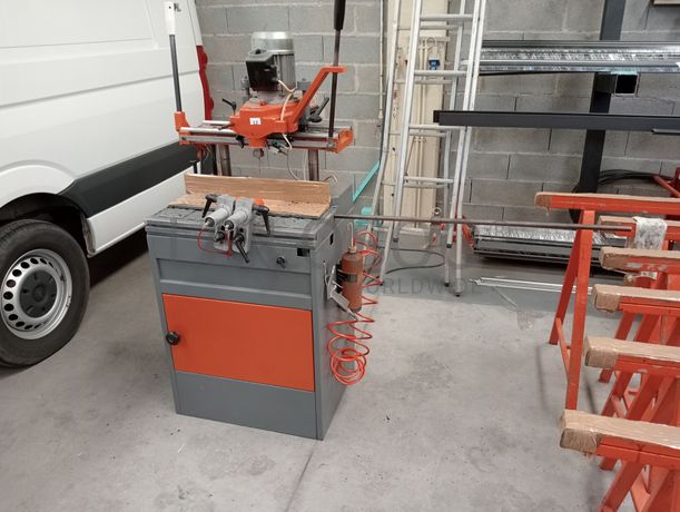 Máquina de furar · Máquina de unir perfis