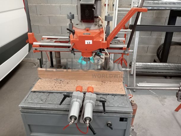 Máquina de furar · Máquina de unir perfis