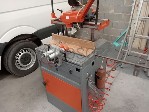 Máquina de furar · Máquina de unir perfis