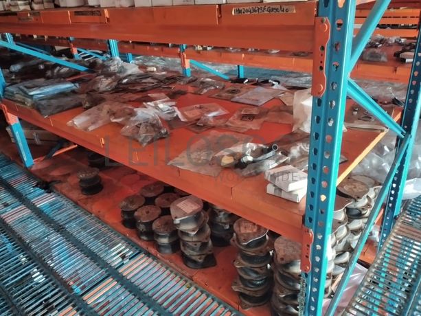 Estantes e grande stock de peças e componentes de substituição