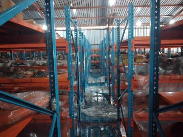 Estantes e grande stock de peças e componentes de substituição