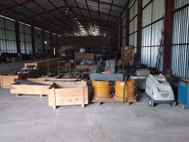 Estantes e grande stock de peças e componentes de substituição