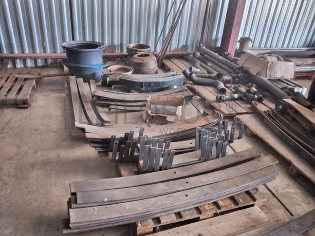 Estantes e grande stock de peças e componentes de substituição