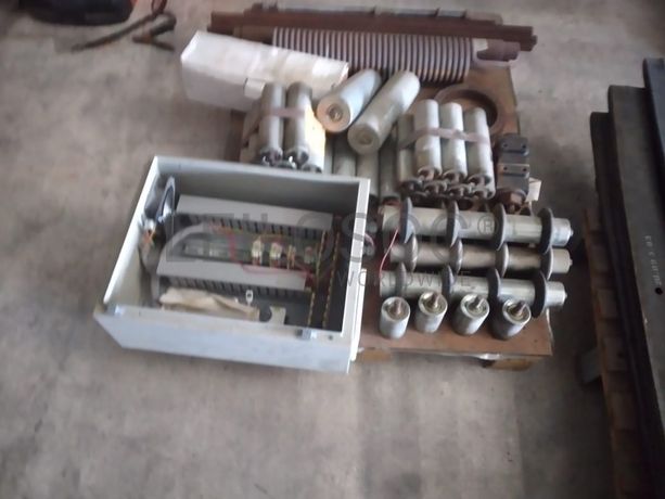 Estantes e grande stock de peças e componentes de substituição