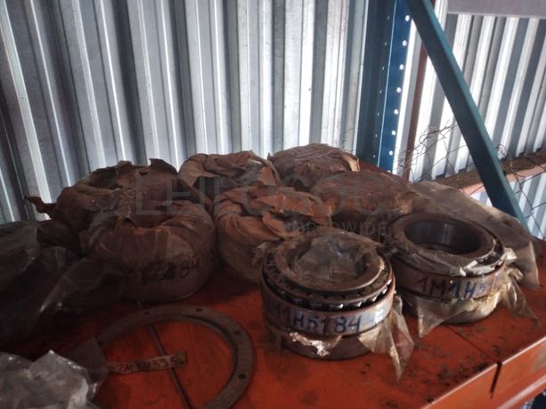 Estantes e grande stock de peças e componentes de substituição