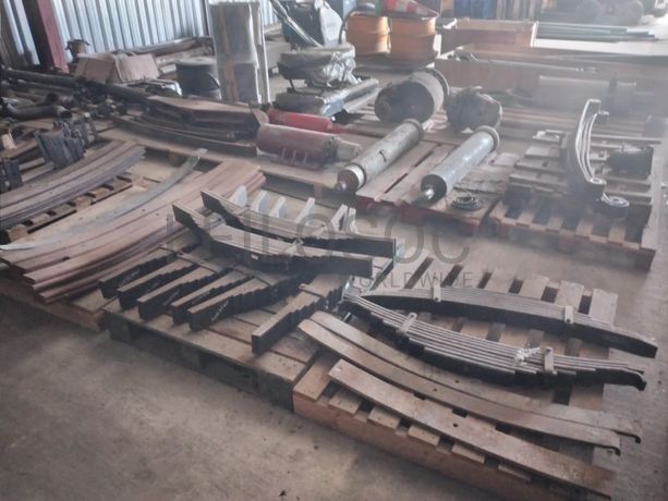 Estantes e grande stock de peças e componentes de substituição