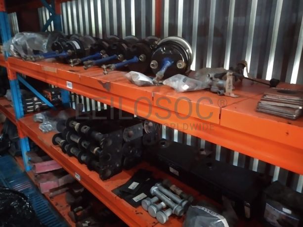 Estantes e grande stock de peças e componentes de substituição