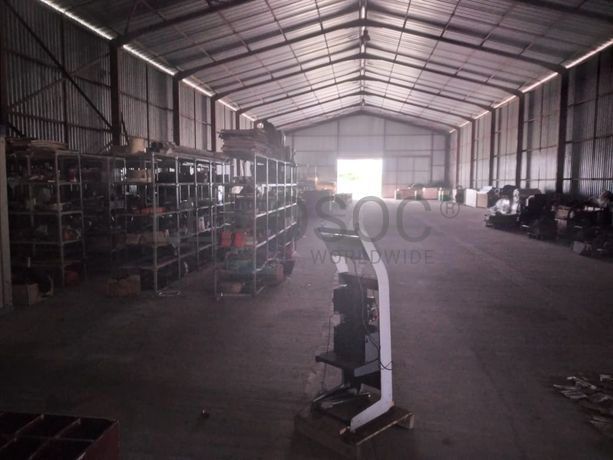 Estantes e grande stock de peças e componentes de substituição