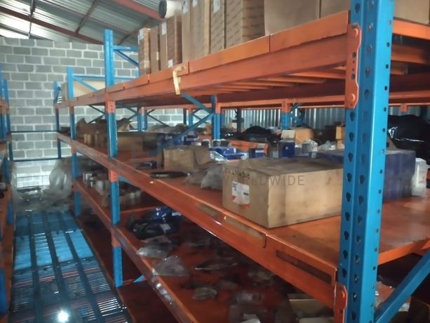 Estantes e grande stock de peças e componentes de substituição