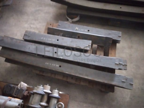 Estantes e grande stock de peças e componentes de substituição