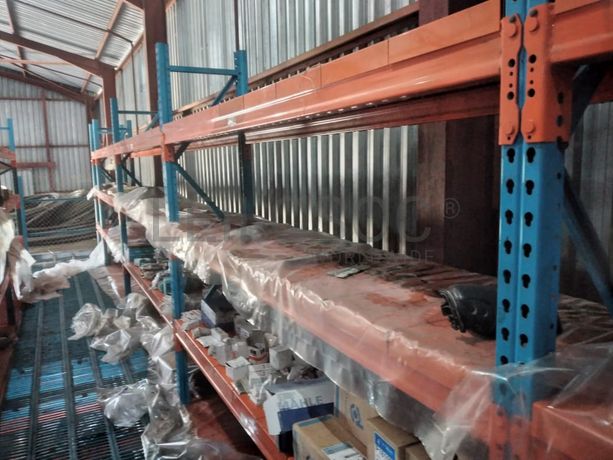 Estantes e grande stock de peças e componentes de substituição