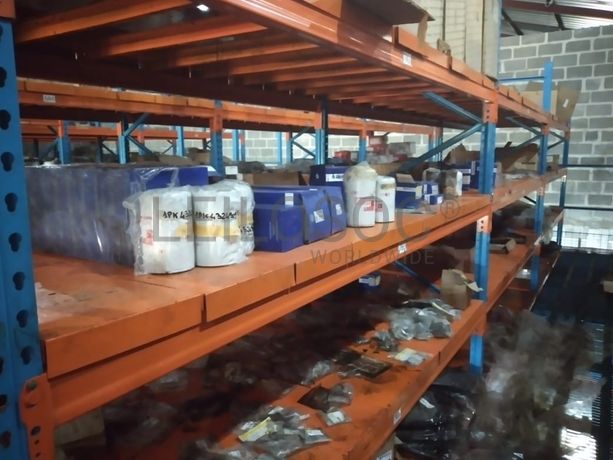 Estantes e grande stock de peças e componentes de substituição
