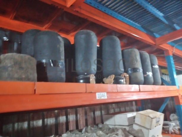 Estantes e grande stock de peças e componentes de substituição