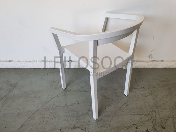 Cadeira branca em plástico