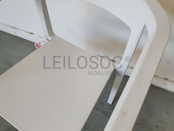 Cadeira branca em plástico