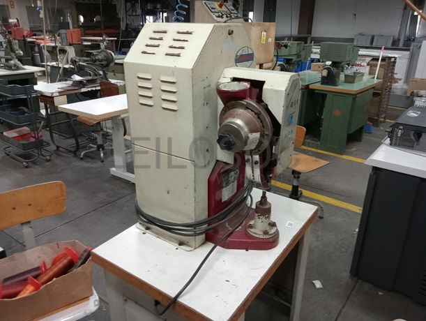 Máquinas de Coluna Alta · Máquina de Furar · Máquina de Ilhoses