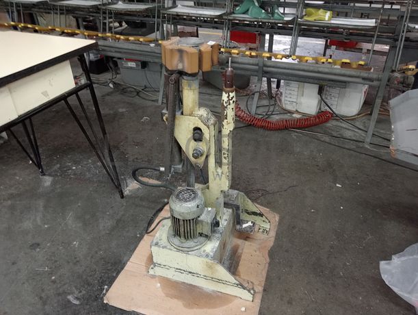 Máquina de Pregar Saltos · Máquina de Tirar Formas