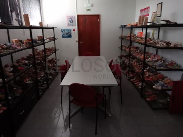 Material Informático · Equipamento de Escritório · Amostras de Calçado · Maquinaria