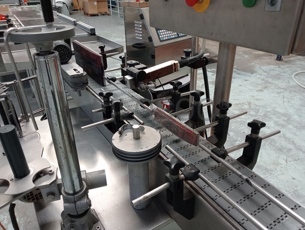 Máquina de rotulagem + Capsuladora semiautomática