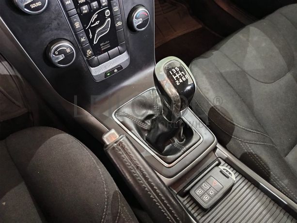 Volvo V40 2.0D · Ano 2016