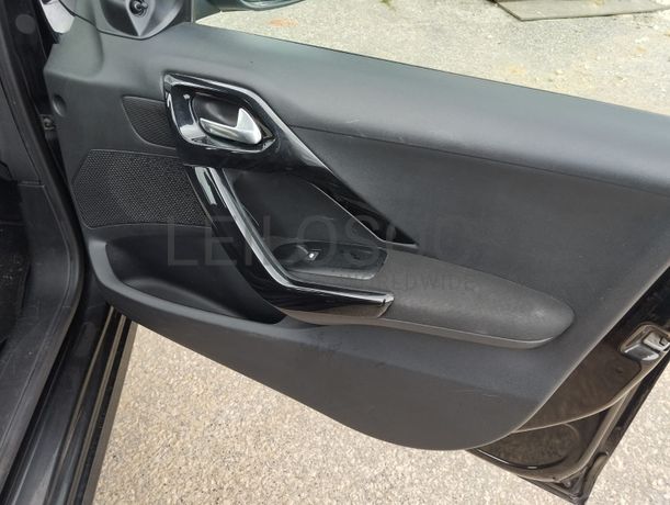 Peugeot 208 · Ano 2016