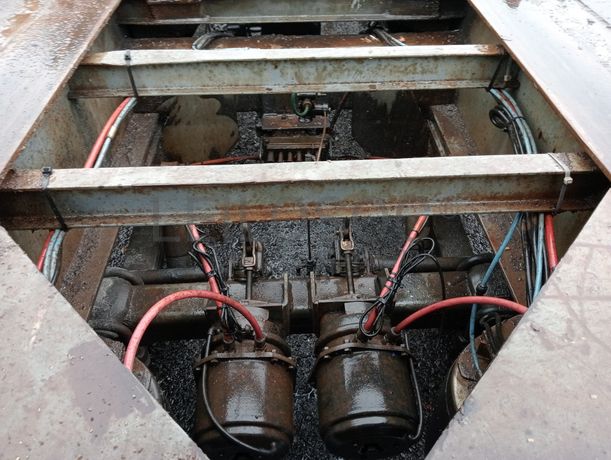 Reboque porta contentores