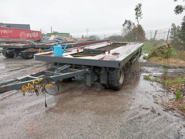 Reboque porta contentores